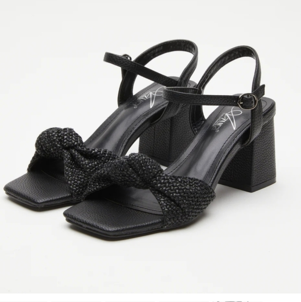 AZURA Assisi High Heel Sandal in Black raffia. Size 8.5 NWT